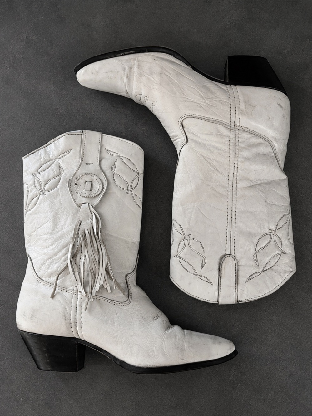 Laredo vintage fringe white cowboy boots. Wedding, festival. Western wear 7.5